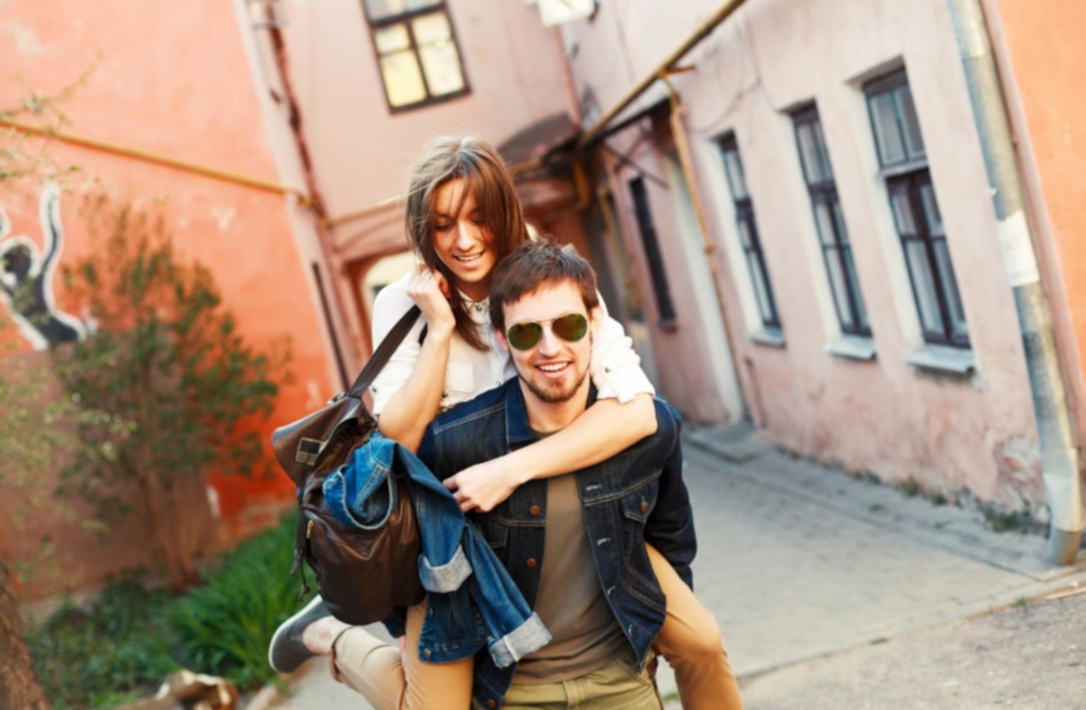 Teilnehmer bei einer gemeinsamen Online-Lernsession mit Diskussion und Austausch