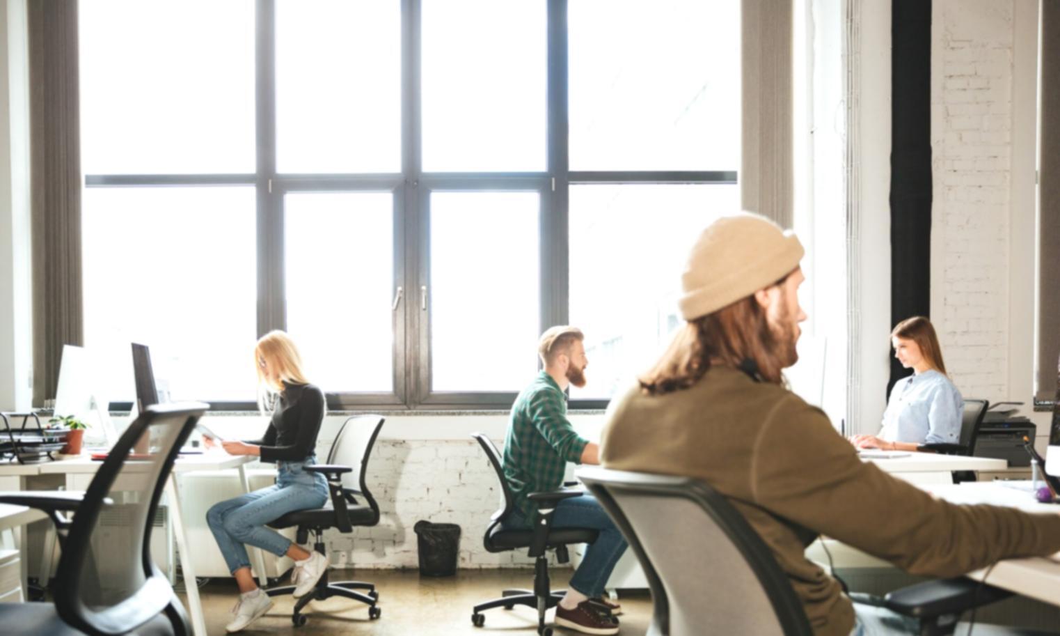Arbeitsplatz mit Laptop und Finanzunterlagen für strukturiertes Fernlernen