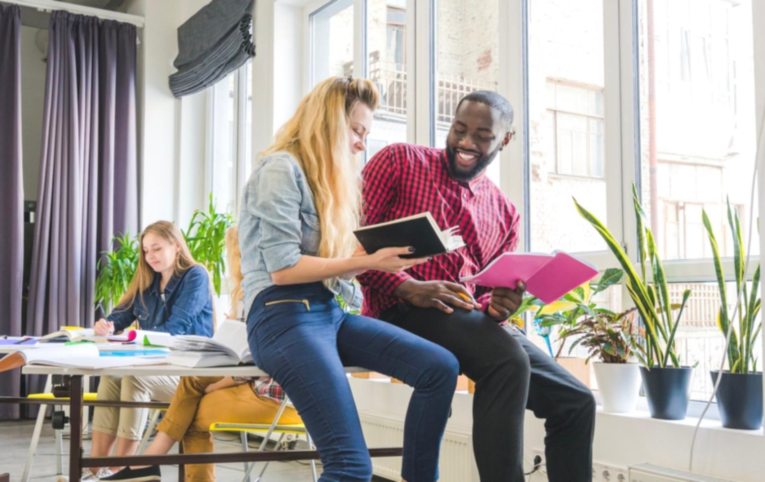 Teilnehmer beim praktischen Budgetplanungs-Workshop mit individuellen Arbeitsunterlagen
